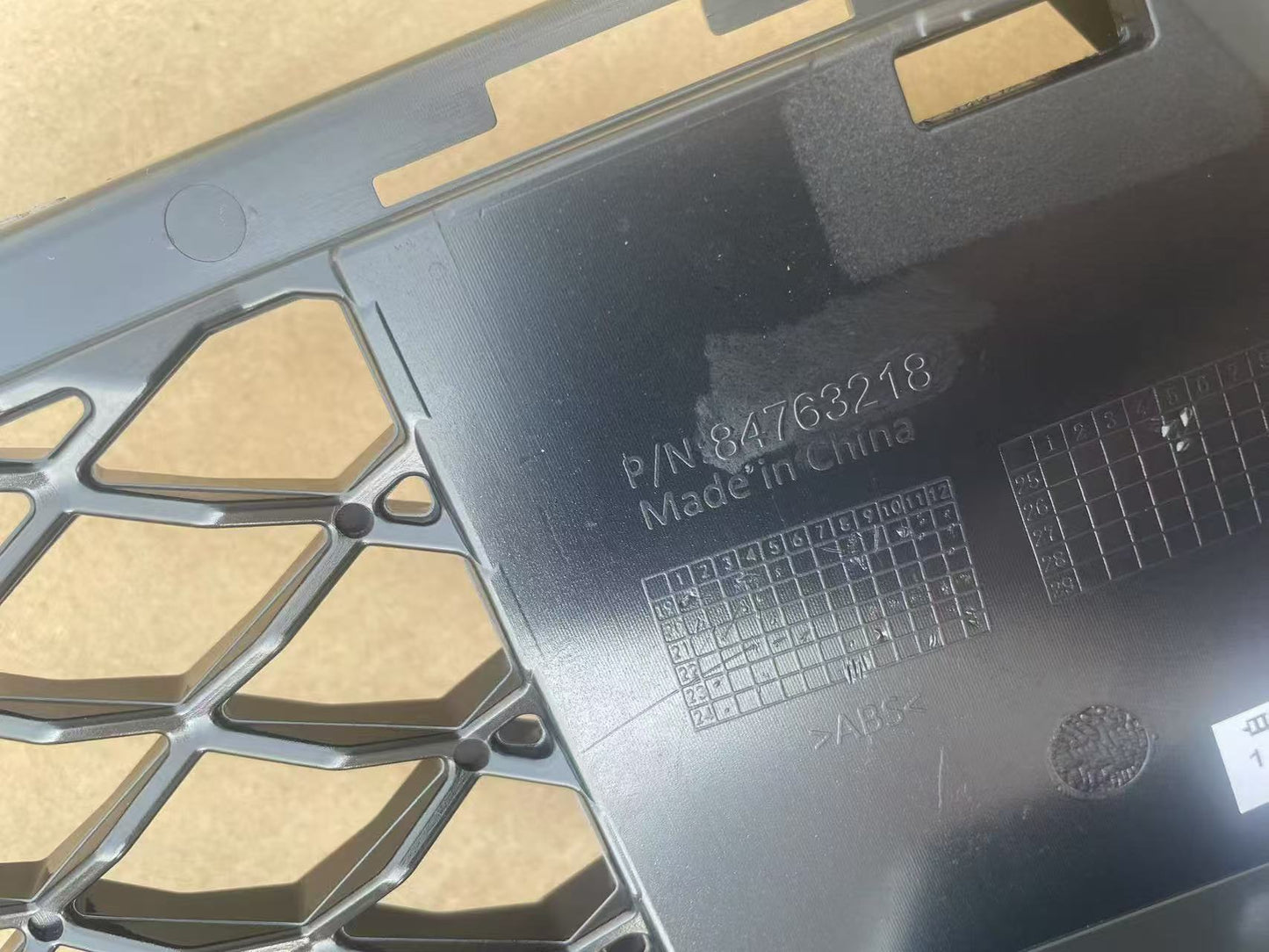 2020 - 2025 XT6 lower grille 84763217 84763218 NEW OE