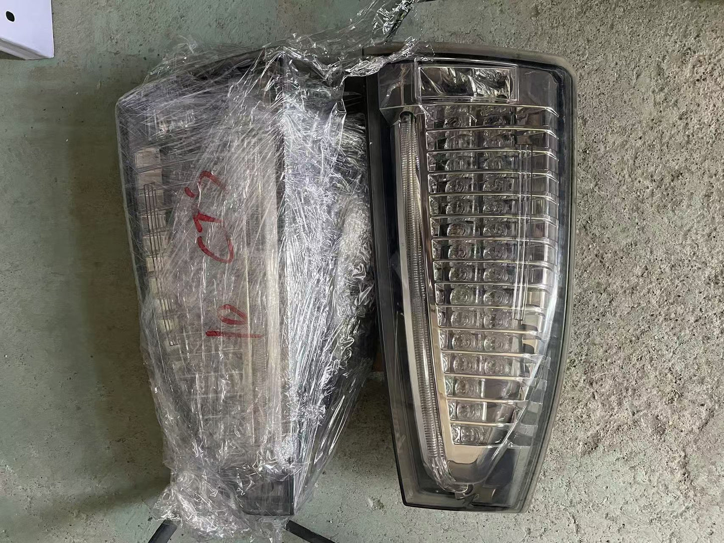 2008-2013 CTS SEDAN EURO CLEAR TAILLIGHT  USED OEM